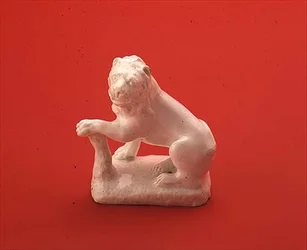 Boog witte figuur van een leeuw, zittend naar links kijkend, ca. 1750 (keramiek)