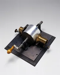 Replica van de eerste fonograaf, uitgevonden door Thomas Alva Edison in 1877
