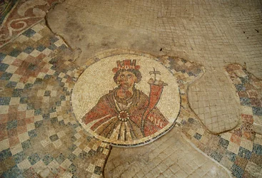 Een mozaïek met Tyche, godin van het geluk, van de halfronde exedra aan de Paladiusstraat
