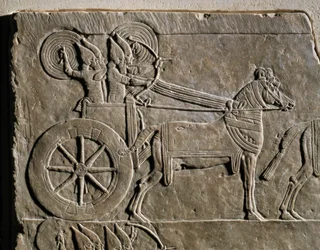 Assyrische strijdwagen met wagenmenner ...