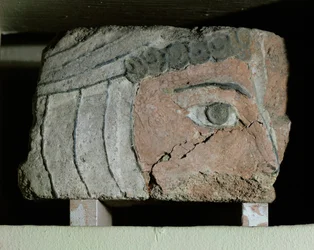 Fragment van een menselijk hoofd met een bachelik ...