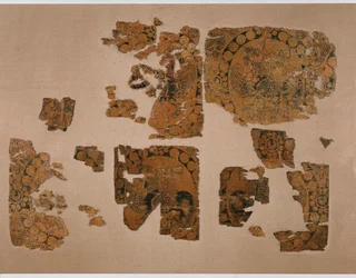 Fragment van een textielrand voor de mouwen van een cavalier of de kraag van een jas ...