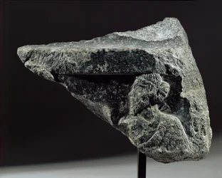 Fragment van een vaas met een reliëf van een drager Uit Susa, Iran, Akkadische periode ...