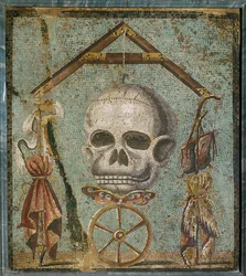 Schedel, symbool van de dood, omringd door symbolische voorwerpen: een vlinder voor de vliegtijd, een rad van fortuin