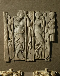 Thiasos, een Bacchanale processie met Silenus en dansende Maenaden ...