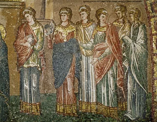 Jonge maagden wachten op wol om het gordijn voor de tempel te weven (mozaïek)