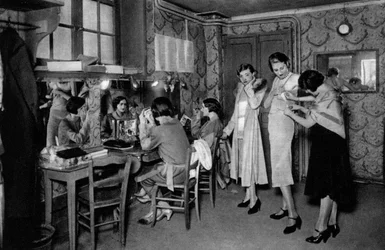 Modellen bij een grote modeontwerper, Parijs, 1931