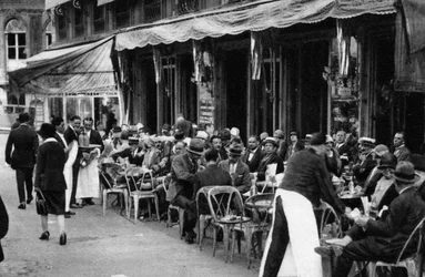 Mensen bij een bekend Parijs terras, 1931
