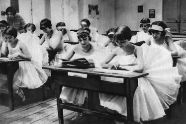 School van jonge dansmeisjes bij de Opera, Parijs, 1931