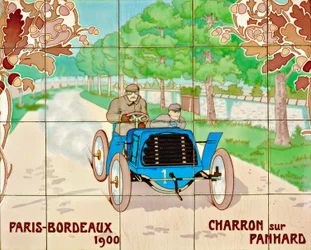 Charron rijdt in een Panhard auto in de Parijs naar Bordeaux race van 1900: keramische tegels vervaardigd door Gilardoni Fils et Cie van Parijs, naar een tekening van Ernest Montaut (1878-1909)