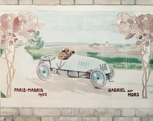 Gabriel rijdt in een Mors-auto in de race van Parijs naar Madrid in 1903, bekend als De Dodenrace: keramische tegels vervaardigd door Gilardoni Fils et Cie van Parijs, naar een tekening van Ernest Montaut (1878-1909)