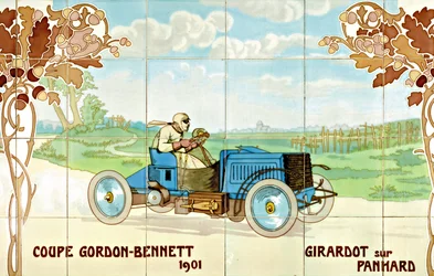 Girardot rijdt in een Panhard auto in de Gordon Bennet Cup van 1901: keramische tegels vervaardigd door Gilardoni Fils et Cie uit Parijs, naar een tekening van Ernest Montaut (1878-1909)