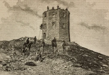 Asieltoren en observatorium op de berg Cimone, Italië