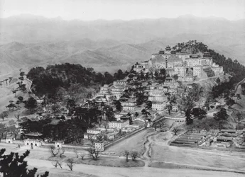 Jehol, Potala, Chihli, Het Lama-klooster Potala in Jehol, Uitzicht vanuit het zuidoosten (zwart-wit foto)
