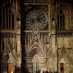 Gotische kunst: uitzicht vanaf een van de portalen van de Kathedraal Notre Dame de Strasbourg, gebouwd in de 13e eeuw door Erwin von Steinbach. (Beneden-Rijn)