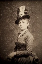 Camille Claudel (1864-1943). Fotografisch portret rond 1886 door Etienne Carjat (1828-1906). Keerzijde. Musée des Beaux-Arts de Poitiers (Frankrijk).