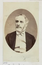 Delescluze Louis Charles (1809-1871). Journalist, hij kreeg wegens zijn democratische en sociaal-revolutionaire ideeën verschillende veroordelingen, boetes en gevangenisstraffen in Cayenne (1830). Gekozen in de Raad van de Commune, lid van het Comité