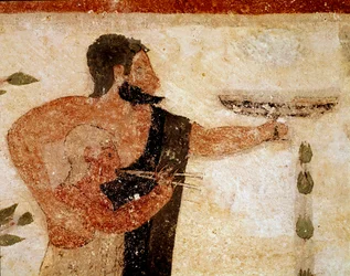 Een bebaarde man die een beker aanbiedt, naast hem een muzikant (detail van fresco, 530 v.Chr.)