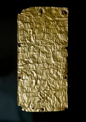Etruskische oudheid: gouden tabletten (lamellen) uit Pyrgi, gegraveerd met inscripties in de Etruskische taal en gewijd aan de Verenigde Godin. Eind 6e - begin 5e eeuw v.Chr. Afmetingen: 18,5 cm. Rome, Museo Nazionale di Villa Giulia