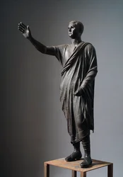 Aule Metele (De Orator), Romeinse redenaar - Etruskisch bronzen beeld, h: 179 cm, ca. 90-70 v.Chr., uit Pila, Italië - Etruskische beschaving: 