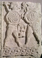 Detail van een grafsteen met twee krijgers steen