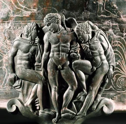 Etruskische kunst: detail van de voet van de bronzen Cista Ficoroni met Hercules, Iolaos en Eros tussen hen in. Uit Praeneste (Palestrina). 340 v.Chr. Museo Nazionale di Villa Giulia, Rome