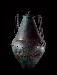 Etruskische beschaving: biconische bronzen vaas met dubbele handgreep en deksel uit het graf van de bronzen tank in Vulci, 680-670 v.Chr.