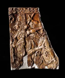 Etruskische beschaving: ivoren plaat versierd met de afbeelding van Geryon - Uit de tumulus van Montefortini, Comeana, Italië - 7e eeuw v.Chr. Dim 10x8,1 cm Florence, Museo Archeologico, inv 194662