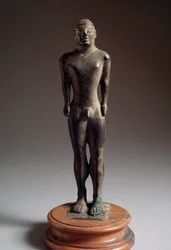 Etruskische beschaving: kouros bronzen beeld, uit Talamone, Italië, 540-530 v.Chr., Dim 21 cm