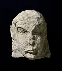 Etruskische beschaving: kalkstenen vrouwenhoofd. Ca. 650 v.Chr. Uit de tumulus van de Pietrera di Vetulonia. Florence, Museo Archeologico
