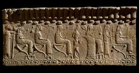 Etruskische beschaving: terracotta fries versierd met lage reliëfs van goden en zittende hoogwaardigheidsbekleders. 580 v.Chr. Dim. 24x54 cm. Van Murlo Palace. Murlo, Antiquarium Comunale
