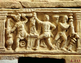 Etruskische beschaving, tufstenen urn met scènes van Galliërs die tempels plunderen