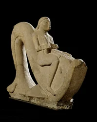 Etruskische beschaving: jonge man die op een dolfijn rijdt. Steenbeeldhouwwerk 550 v.Chr. Hoogte 82 cm Rome, Museo Nazionale di Villa Giulia