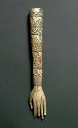 Etruskische oudheid: voorarm of handvat van flabellum (liturgische waaier) in ivoor. Uit het graf Barberini in Preneste (Palestrina). 7e eeuw v.Chr. Rome, Museo Nazionale di Villa Giulia