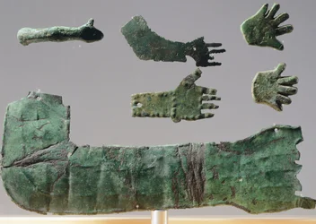 Ex-voto in bronzen plaat die de bovenste ledematen afbeeldt. Artefacten uit de objecten van het Heiligdom van Reithia Este (Venetië). Etruskische Beschaving, 5e-4e eeuw v.Chr.
