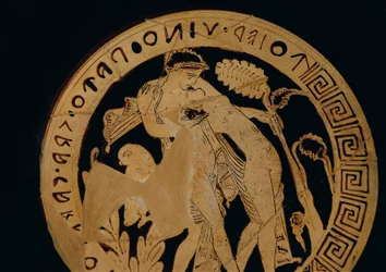 Roodfigurige kylix (wijnpot) met afbeelding van omhelzende jongeren, inscriptie in het Faliskisch met een uitnodiging om te drinken, circa 350 v.Chr.