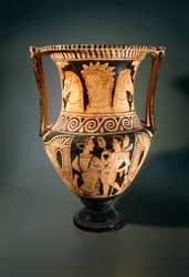 Kelebe of kolomkrater, door de Asciano Schilder, met afbeelding van een jong meisje dat een flabellum (waaier) ontvangt. Roodfigurige aardewerk uit het Graf 3 van Poggio Pinci, Asciano (Toscane). Etruskische Beschaving, 4e eeuw v.Chr.