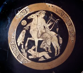 Kylix met voorstelling van Apollo op een muilezel, terracotta, 4e eeuw v.Chr.