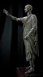 Romeins Etruskische kunst: bronzen standbeeld van Aulo Metello genaamd de Harangueur - 80 v.Chr., Van Pila bij Perugia, Dim. 179 cm - Florence, Museo Archeologico - Portret van Aule Metele (Aulus Metellus) ook bekend als De Orator (L