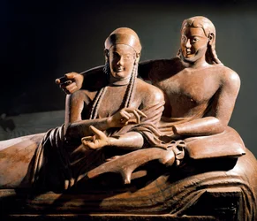 Etruskische kunst: Sarcofaag van de Echtgenoten, terracotta beeldengroep van een paar op het dodenbed - detail, uit Cerveteri, Italië. 525-500 v.Chr. Parijs, Musée du Louvre