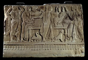Etruskische oudheid: Plaque van een grafsteen. Tentoonstelling van de overledene op haar doodsbed. Parijs, Musee Du Louvre