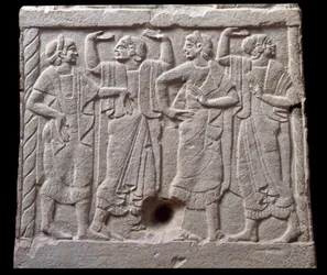 Reliëf met dansers van een marmeren mijlpaal van Chiusi, Italië, 6e eeuw v.Chr.