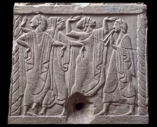 Reliëf met dansers van een marmeren mijlpaal van Chiusi, Italië, 6e eeuw v.Chr.