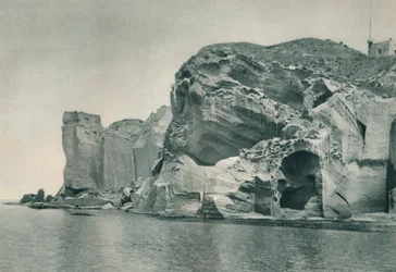Ingang naar een zwavelbron, Ischia, Italië, 1927