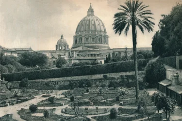 Tuinen van het Vaticaan en koepel van de Sint-Pietersbasiliek, Rome, Italië, 1927