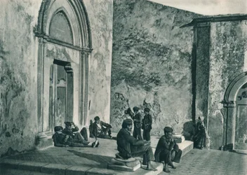 Rustend buiten een kerk, Taormina, Sicilië, Italië, 1927