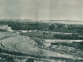 Uitzicht op de stad vanaf het Griekse theater, Syracuse, Sicilië, Italië, 1927