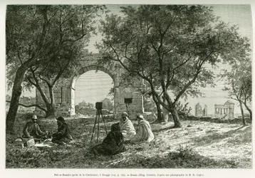 Bab-er-Roumia (Bab er Roumia), poort van de christelijke vrouw, Romeinse ruïnes in Dougga, picknick van reizigers en hun gidsen, rond een camera. Gravure door Eugene Girardet, ter illustratie van het verhaal 
