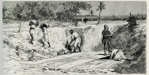 Opgravingen op de christelijke begraafplaats van Lamta, met beide missieopdrachten. Gravure door Eug. Girardet, ter illustratie van het verhaal "De reis naar Tunesië", door Rene Cagnat