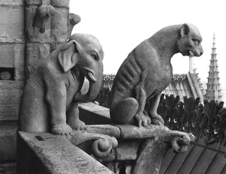 Olifant en leeuw waterspuwers van de balustrade van de Grande Galerie van de westgevel, replica van een 12e-eeuws origineel